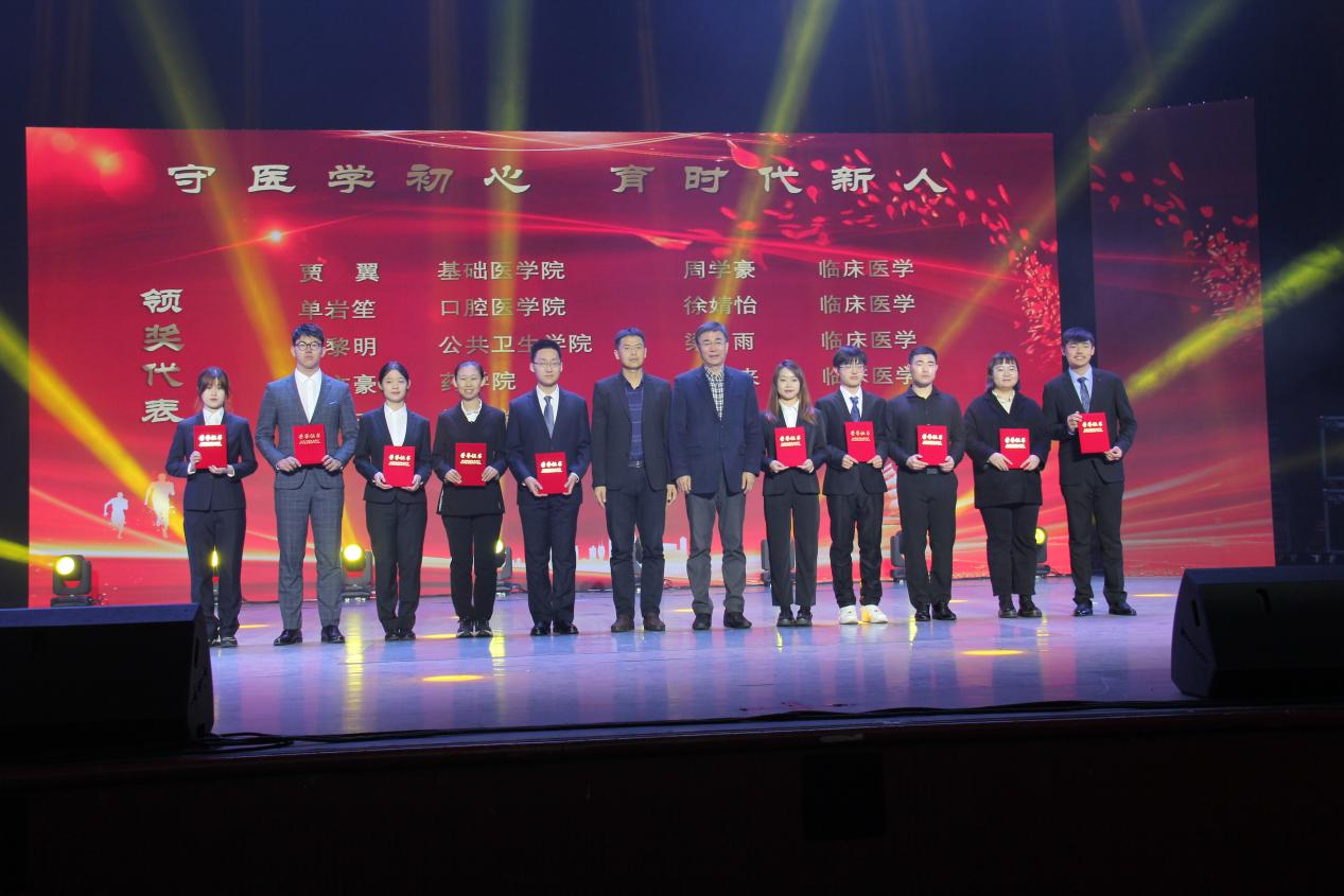 说明: 颁奖 (2)